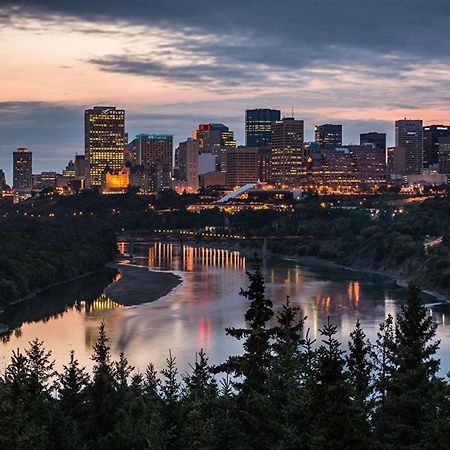 Vibrant Modern Oasis - Free Parking, Netflix, Fast Wi-Fi - Long Stays Welcome Edmonton Buitenkant foto
