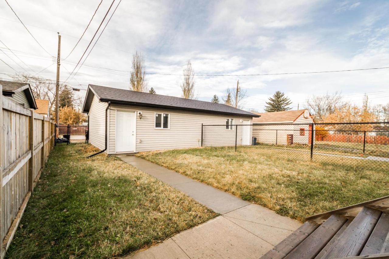 Vibrant Modern Oasis - Free Parking, Netflix, Fast Wi-Fi - Long Stays Welcome Edmonton Buitenkant foto
