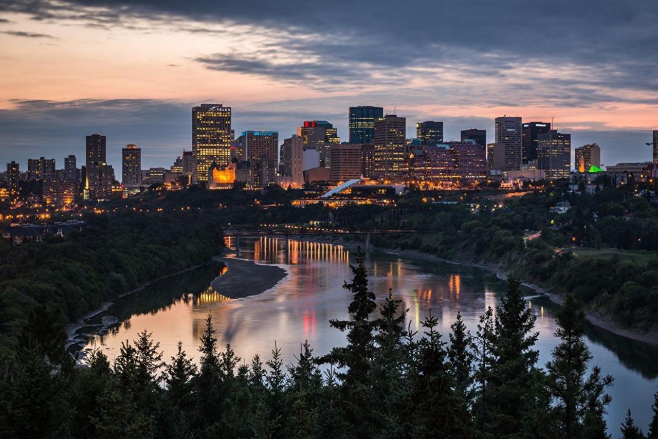 Vibrant Modern Oasis - Free Parking, Netflix, Fast Wi-Fi - Long Stays Welcome Edmonton Buitenkant foto